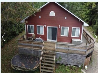 Private waterfront cottage on Lac Cameron, Low Quebec