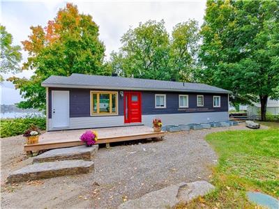 Grassy Bay Getaway- Lakefront Cottage in the center of everything Calabogie has to offer!