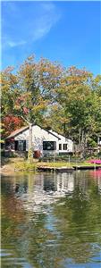 Luxurious Waterfront 4 Season Cottage 3BD/2BA with Internet/AC/Kayaks/Fishing Boat sleeps 8