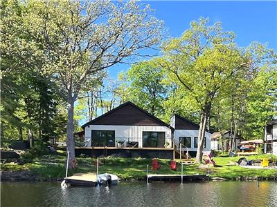 Luxurious Waterfront 4 Season Cottage 3BD/2BA with Internet/AC/Kayaks/Fishing Boat sleeps 8