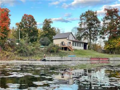 Lake Opinicon Waterfront Cottage - 6 Beds, Family/Pet Friendly, Flexible Stays