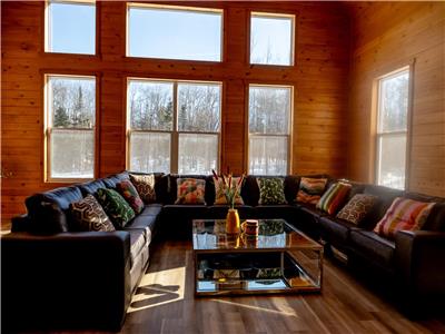 Grand 10BR 9BA Waterfront Retreat Near Muskoka | 7 Acres | Sleeps 30 | Perfect for Events & Gatherin