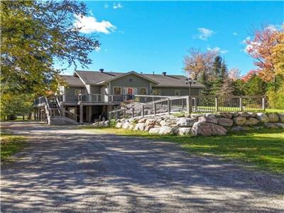 NP Lakeside Cottage-Where The Lake Meets Comfort |Sleeps 12|3 Bath|Pets| Fully Accessible w/ Ramp!