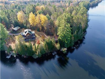 Luxury Waterfront Cottage in Palmer Rapids