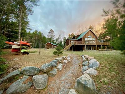 Luxury Waterfront Cottage in Palmer Rapids