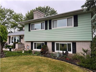 Sprawling, Vintage Retreat in North Kingsville, ON