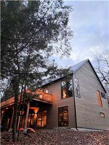 Loon Lookout: Modern Lakefront Cottage on 22 Acres. Family and Pet Friendly. SUP, Canoe, Kayak.