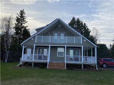 Newly renovated, Cottage on the Cardigan River, Water front, Peaceful, Private, close to Brudenell