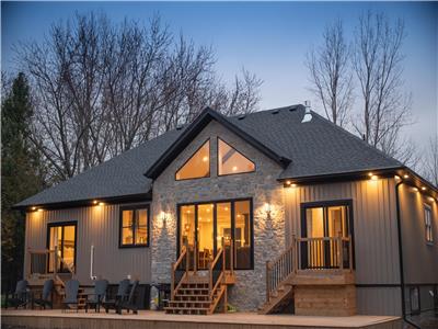 BLUEWATER BUNGALOW - Custom Built  Cottage nestled between Grand Bend and Bayfield