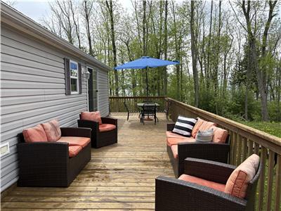 This resort cottage is situated on a beautiful lakefront site!