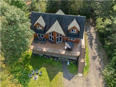 SZNS Luxury Lakefront Cottage with Private Sandy Beach & Hot Tub