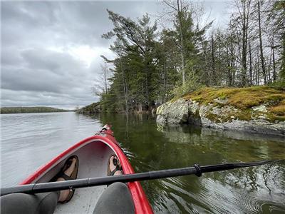 Stonehaven Chalet: lakeside four-season cottage on quiet lake