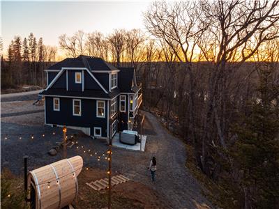NEW!! Muskoka Wellness Retreat: Sauna, Hot Tub, Firepit - BUY 2 GET 1 FREE JUNE 2025