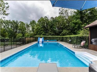 Sharbot Lake ~Pool ~Hot Tub ~Gorgeous 4BR Cottage