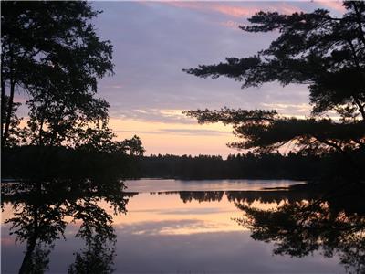 Blue Heron Hideaway- Sand Beach, Log Home and Upscale Vibes with Modern Amenities