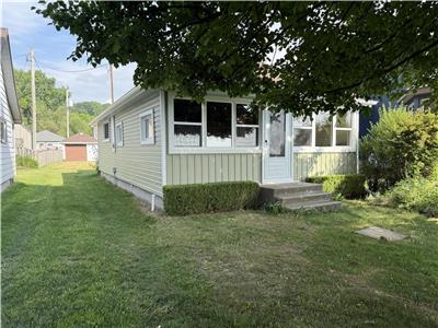 Cozy 3-Bedroom Cottage FACING Turkey Point Beach, Ontario, Canada