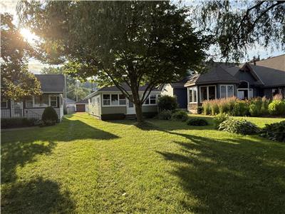 Cozy 3-Bedroom Cottage FACING Turkey Point Beach, Ontario, Canada