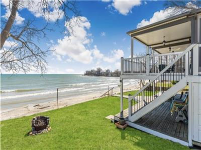 Lighthouse Getaway-Lakefront Cottage w/Private beach & Panoramic Porch Views