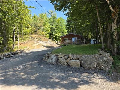 NOUVELLE ANNONCE - Charmant chalet 2 chambres avec vue sur Whitefish Lake