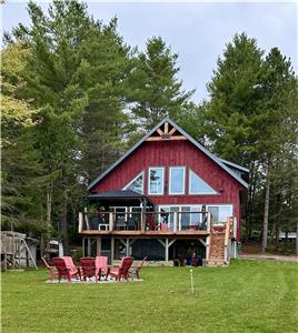 Là où la nature rencontre le luxe : votre retraite en bois au bord du lac