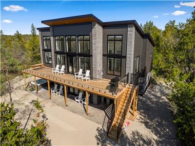 Largest Luxury Private Beachfront Cottage With Hot Tub in Tobermory!