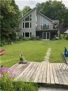 Beautiful Bright Lakefront 3 bdrm, 2 bath Cottage on Pristine Skeleton Lake-3 C's-CLEAN,CALM,CLEAR!!