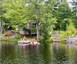 Charming Muskoka Lakefront Cottage - July long weekend OPEN - book now