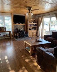 Cottage Rental in Bobcaygeon - Beautiful All Season Waterfront Cottage, Pigeon Lake Area.
