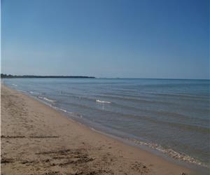 Peaceful Pines Cottage - Ipperwash Beach - June to Sept (7 day min Sat to Sat)