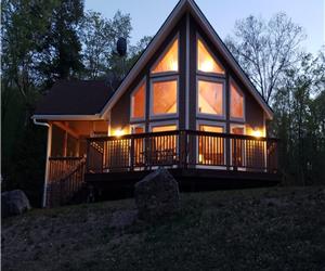 Luxurious Waterfront 4 Season Cottage with Starlink Highspeed Internet / AC / Kayaks / Fishing Boat