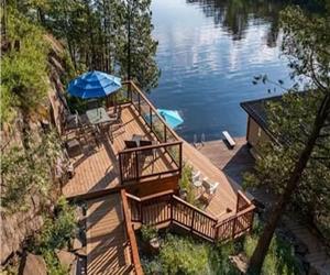 Log Home and Guest Cottage in Windermere on L. Rosseau. Sunsets, great swimming, Sauna, Fishing Boat