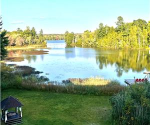 Sjour en famille pendant la pause de mars pour 14 personnes  Lux Lakehouse avec 10 acres de bois