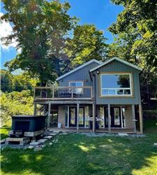 Lakeside Escape: Cozy Sanctuary on Georgia Lake with HOT TUB! 15 minutes to Bon Echo Provincial Park