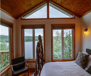 1.5 GIG! Kennisis Lake Cottage - Your Serene Luxury Treehouse Escape & Elevated Scenic Lookout Views