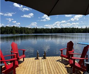 Lake Daze Waterfront Family Retreat, Internet, Sleeps 12+, Dogs Welcome - newly renovated