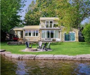 Kawartha's Lakefront Paradise Family Cottage featuring Year-Round Activities | Sleeps 10 Only 2 Hour