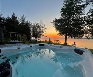 Waterfront Casa Spa in wine County with Hot tub and Panoramic Sauna