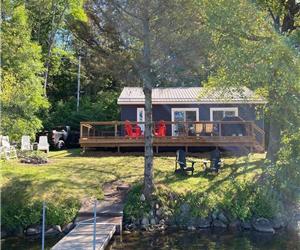 Aug 10th - Aug 24th 2024 - Available |Fully renovated Lakefront Cottage - 3 bedrooms sleeps 6 people