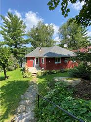 BEAUTIFULLY RENOVATED 4 bdrm, 2 bath MUSKOKA COTTAGE (with HOT TUB) on CRYSTAL-CLEAR SKELETON LAKE!