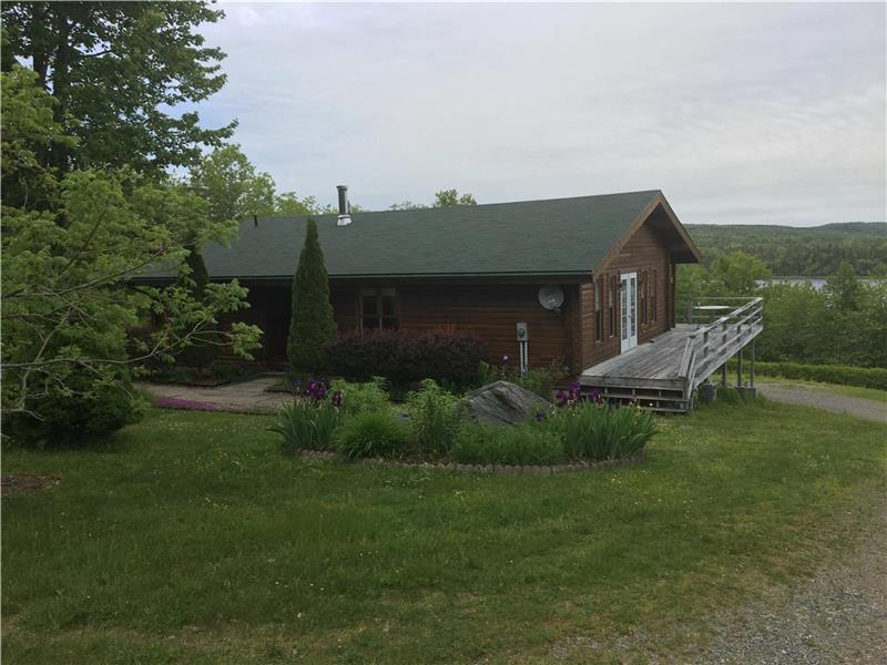 St. Mary's River Log House Sherbrooke Cottage Rental GL11594 CottagesInCanada
