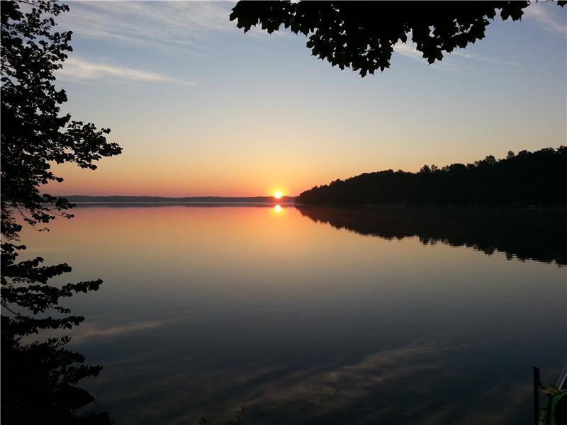 Pine Burrow Cottage on Round Lake, Havelock Cottage Rental GL13323