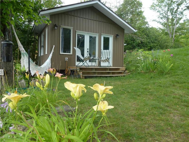 Pine Burrow Cottage on Round Lake, Havelock Cottage Rental GL13323