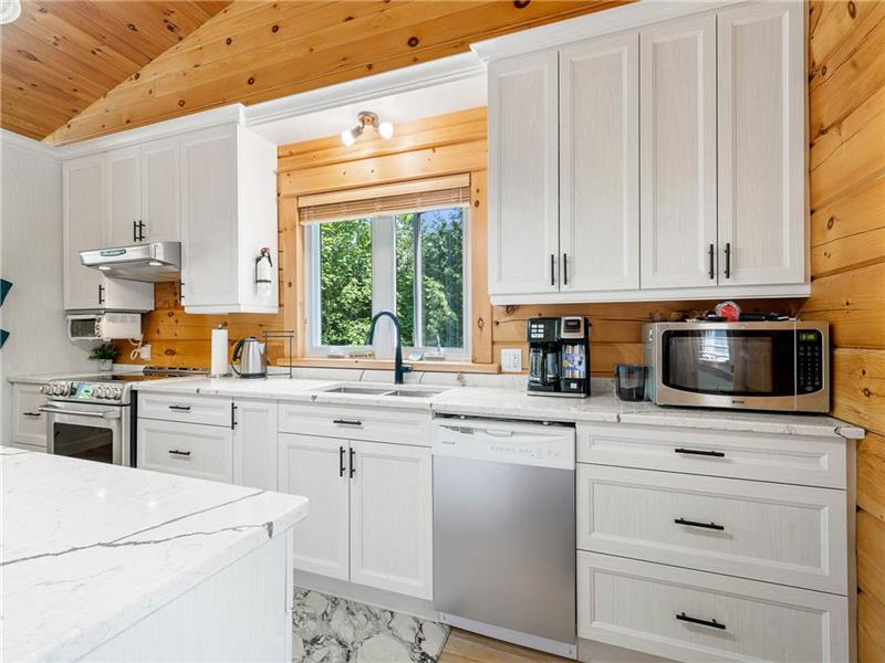 Pine Burrow Cottage on Round Lake, Havelock Cottage Rental GL13323