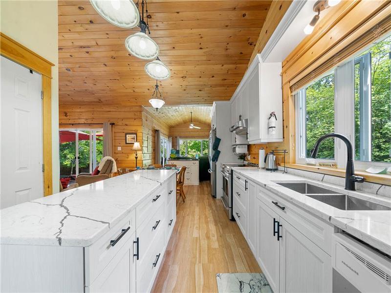 Pine Burrow Cottage on Round Lake, Havelock Cottage Rental GL13323