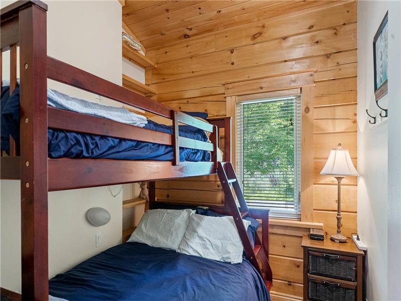 Pine Burrow Cottage on Round Lake, Havelock Cottage Rental GL13323