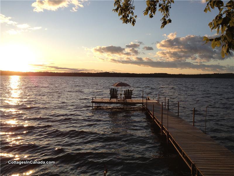 Rice Lake luxury Waterfront Cottage Rice Lake Cottage Rental DI13582 CottagesInCanada