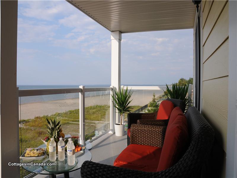 SPECTACULAR BEACHFRONT VIEWS!! Wasaga Beach Cottage Rental GL14707