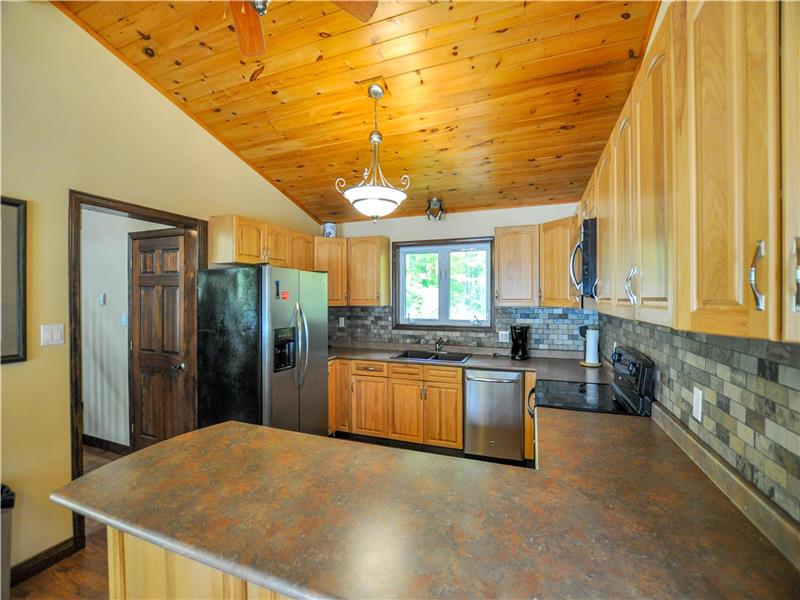 Chandos Lake Luxury! Apsley Cottage Rental GL18994 CottagesInCanada