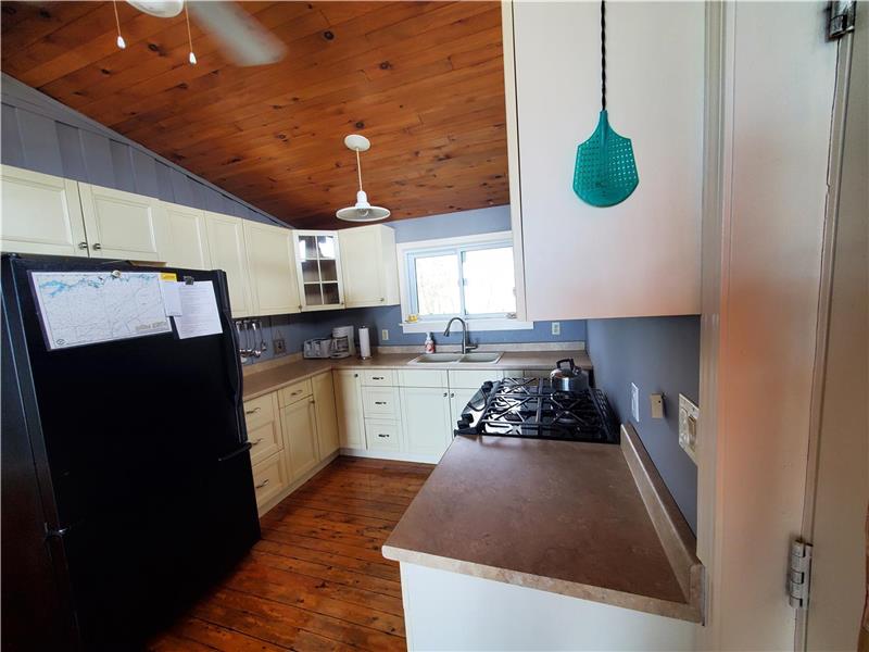 cottage, lake side Lowbanks Cottage Rental GL20699 CottagesInCanada