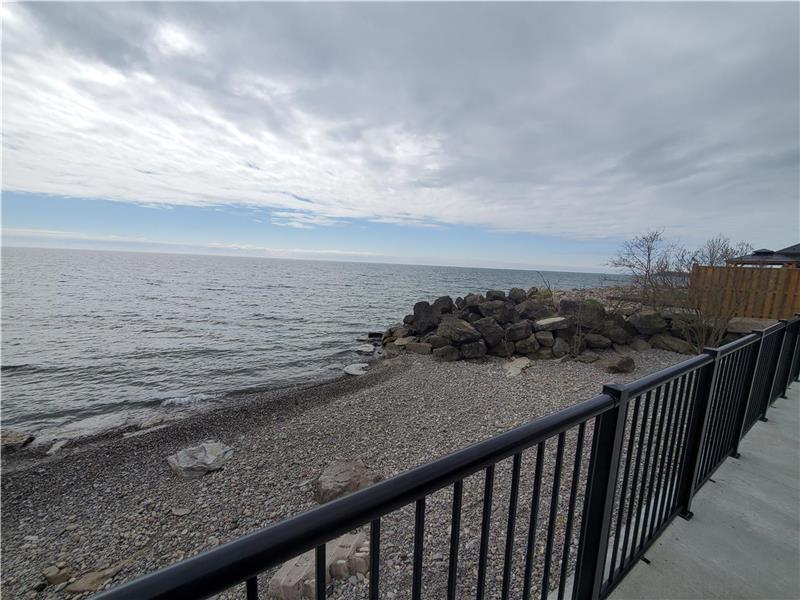 cottage, lake side Lowbanks Cottage Rental GL20699 CottagesInCanada